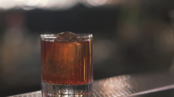 Glas Med Välsmakande Kall Alkohol Cocktail Eller Whiskey Med Kub — Stockvideo