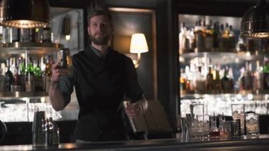 Çekici barmen profesyonel olarak bardaklarla hokkabazlık yapıyor ve modern barlarda gösteri yapıyor. Yavaş çekim