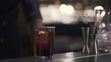 Köpüklü soğuk alkollü kokteyl cam veya viski barmen made ın çubukla yenileme küp buz ile. Yakın çekim