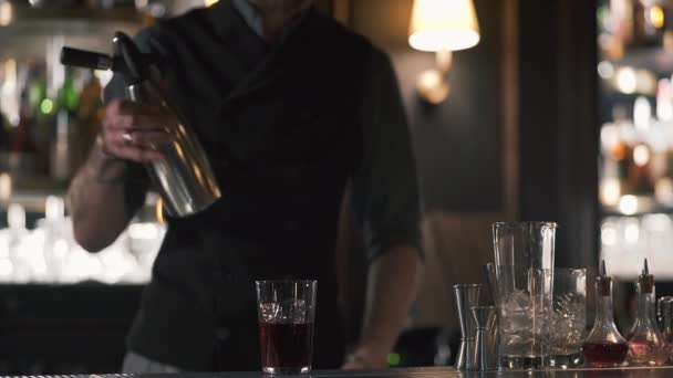 Hipster barman shaker gebruiken en vervaardigen van een alcohol cocktail in de mooie moderne bar. Slow motion — Stockvideo