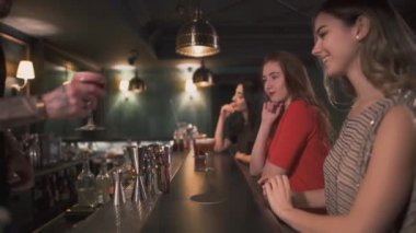 Kodes gözlük ve içki Kokteyl Abiye barda oturan üç güzel genç kız counter