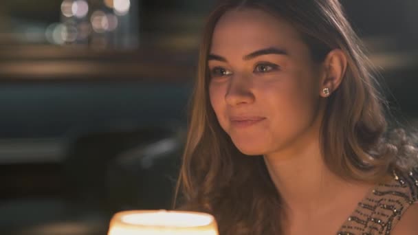 Portret van mooie jonge vrouw zitten in Cafe. Bijzondere dag van het meisje, ze is met make-up, mooi gekleed en met goede kapsel. Close-up. — Stockvideo