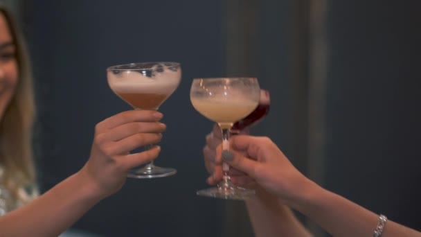 Tres manos de mujer tintinean vasos con cócteles de cerca. Las chicas celebran juntas. Las damas se divierten juntas — Vídeo de stock