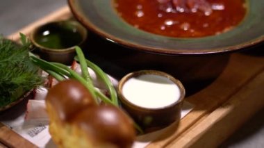 Borsch restoranda. Geleneksel Ukrayna öğle yemeğine kadar yakın