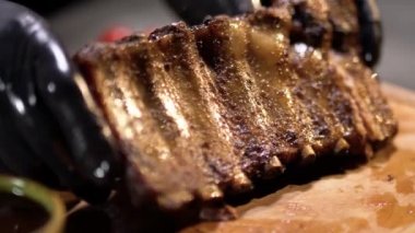 Siyah gıda eldiven Ocak elinde gösterir taze sulu kavrulmuş kaburga yakın çekim