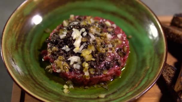 Tartar på tallriken serveras i restaurang närbild. Brun toast bröd liggande ombord — Stockvideo