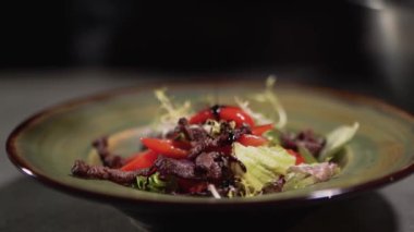 Salamura salata tabak ayakta masa yüzeyi Tarih dökülen. Yiyecek hazırlama yakın çekim