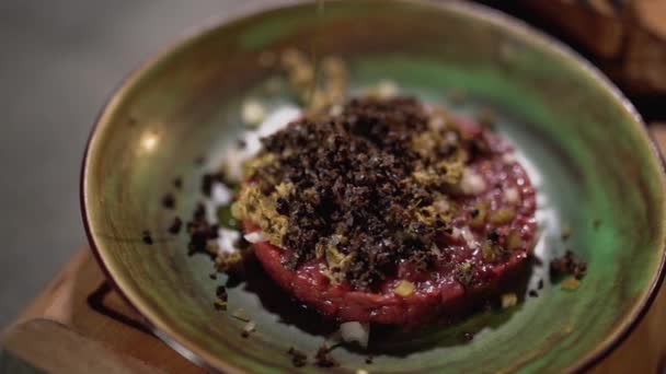 Kamień nazębny na płytkę w kuchni restauracji serwowane z bliska. Oliwa z oliwek rozlewa na żywność — Wideo stockowe