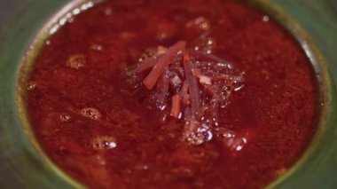 Derin plaka lezzetli kırmızı borsch kapatın. Sağlıklı Pancar çorbası, vejetaryen yemek.