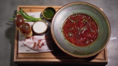 Borsch plaka kadar yakın servis. Et parçası plaka düşer ve çevresinde kırmızı çorba sıçramalarına