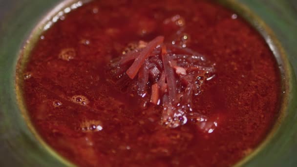 Heerlijke rode borsch in de diep bord close-up. Gezonde rode bieten soep, vegetarisch voedsel. — Stockvideo