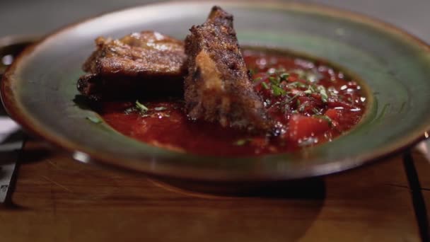 Sabroso borsch rojo con carne en el plato de plata profunda de cerca. Jefe pone eneldo verde fresco y cilantro en el plato con pinzas — Vídeo de stock