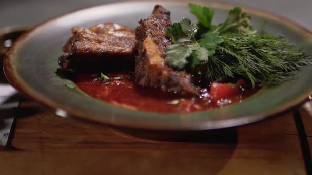 Sabroso borsch rojo con carne y eneldo verde fresco y kenzu en el plato profundo de cerca . — Vídeo de stock