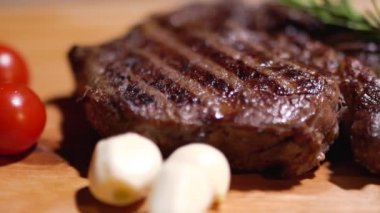 Tost lezzetli biftek sulu kırmızı domates ve soğan ile bir mutfak gemide yalan üzerine tuz serpilir. Yakın çekim.