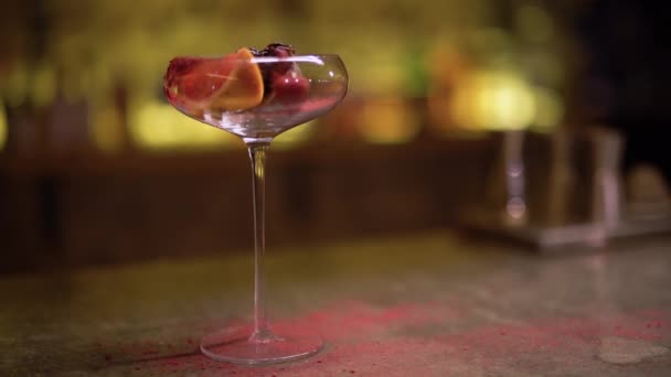 Framboise Tombant Dans Verre Cocktail — Video