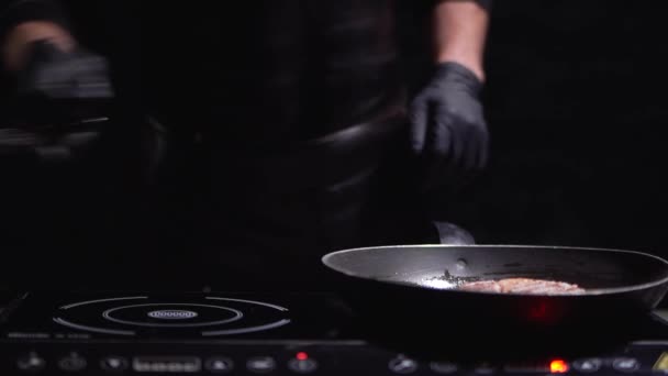 Siyah elbiseli yemek ve eldiven yakın kadar soba modern elektrik burger için et hazırlar — Stok video