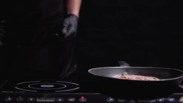 Bistecca sdraiato su una piastra sullo sfondo di una mano maschile in guanti di gomma — Video Stock