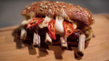 Lezzetli sandviç kesme tahtası üzerinde yalan kaburga ile kapatın. Yemek yemek restoranda özel tarifi. Kamera soldan sağa taşır.
