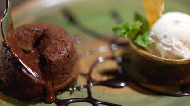 Brown dulce relleno sigue de la torta acostado en el plato de cerca — Vídeos de Stock