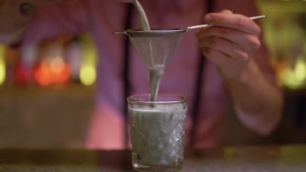 Μπάρμαν κάνοντας milkshake εσωτερικη. Άνθρωπος τα χέρια ρίξτε δονητών μορφή γάλα στο ποτήρι — Αρχείο Βίντεο