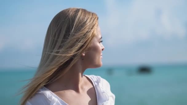 Primo Piano Ritratto Una Ragazza Con Capelli Biondi Una Camicetta — Video Stock