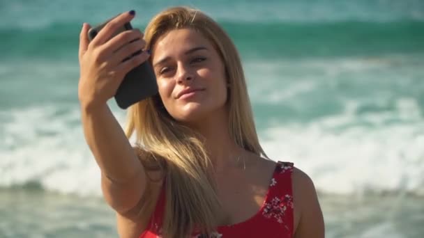 Jeune belle fille posant fait selfie sur le fond d'une belle mer avec des vagues sur les vacances d'été — Video