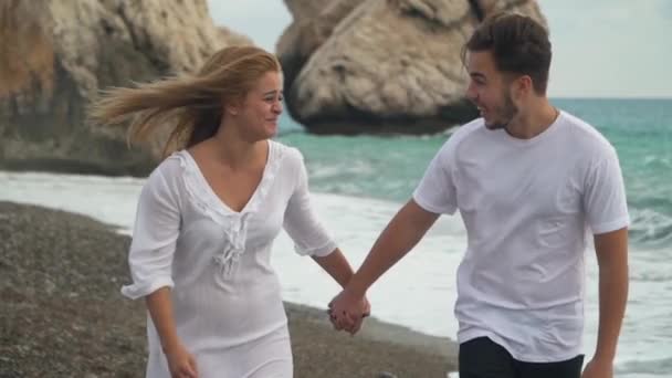 Šťastný Pár Usmívající Radostné Chodí Podél Skalnatého Pobřeží Moře Nebo — Stock video