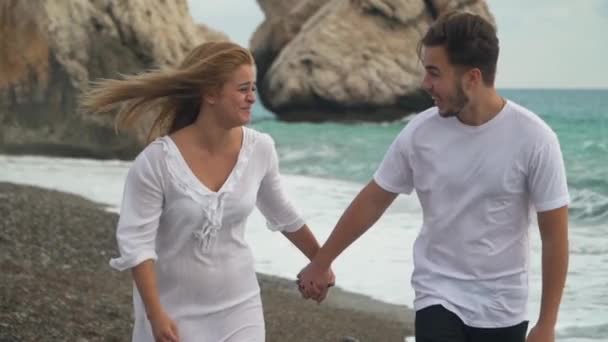 Una Feliz Pareja Sonriente Alegre Camina Largo Una Costa Rocosa — Vídeo de stock