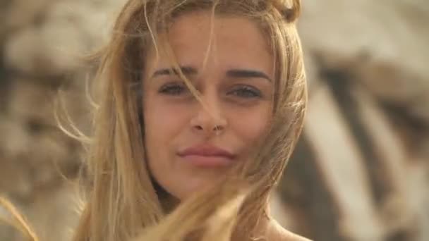 Retrato de cerca de la joven hermosa mujer con el pelo rubio increíble en el viento — Vídeo de stock