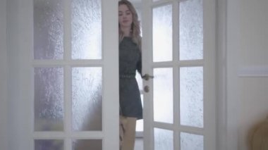 İki genç kadın ile lots-in paketleri alışverişten geri. Şirin kız mağazaları ziyaret ettikten sonra yorgun, onlar koyar torbalar katta ve birbirlerine gülümseyen. Eğlence moda kız.