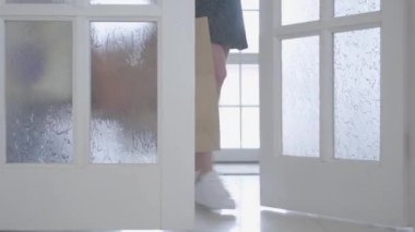 İki şık kızlar alışveriş sonra kendi alımları ile eve tanınmadı. Sadece bacaklar ve alışveriş torbaları görülebilir. Eğlence moda kız.