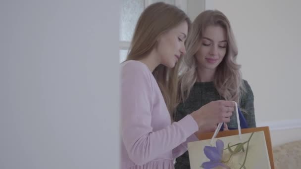 Jeune Femme Apporte Cadeau Son Ami Ils Regardent Intérieur Sac — Video