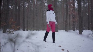 Afro-Amerikan kız kış ormanda yürüyüş. Güzel kız beyaz sıcak ceketli yalnız vakit. Açık Rekreasyon kavramı