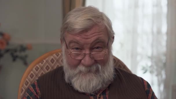 大きな灰色の髭と一種成熟した最愛の祖父の肖像人矯正メガネの鼻に見える — ストック動画