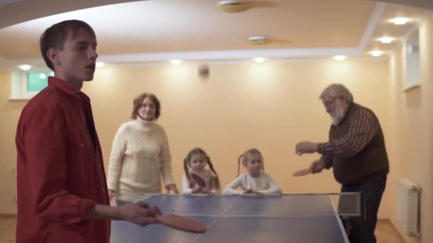 Bir Raket Bir Tenis Topu Ile Eğitim Büyükanne Büyükbaba Onların — Stok video
