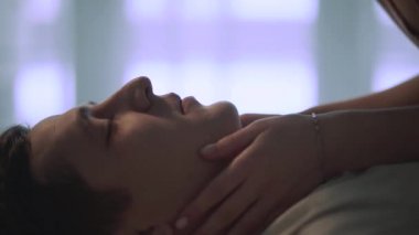 Onun arkasında yatan onu adamın yüzünü kadın yüzüne. Kız sürtünme burun sevgilisi ile kapatın. Sevgi dolu çift evde birlikte dinlenmek. Genç aile eğlence