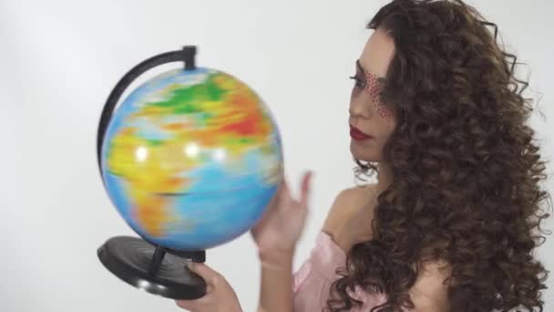 Retrato joven hermosa chica rizada con creativo maquillaje globo giratorio con la diversión y la sonrisa bonita . — Vídeo de stock