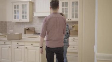 Sakallı adam ve güzel kadın mutfağa, el ele tutuşarak girin. Adam karısını masanın üzerine koyar. Kadın kocası, onlar öpüşme sarılmak. Yeni bir ev içine evli çift hamle