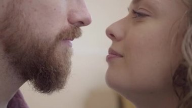 Sakallı adam ve güzel kadın öpüşme kapatın. Güzel çift birbirlerine onların hassasiyet gösterin. Sevgili mutlu birlikte