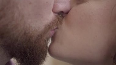 Sakallı adam ve güzel kadın öpüşme portre kadar kapatın. Güzel çift birbirlerine onların hassasiyet gösterin. Sevgili mutlu birlikte