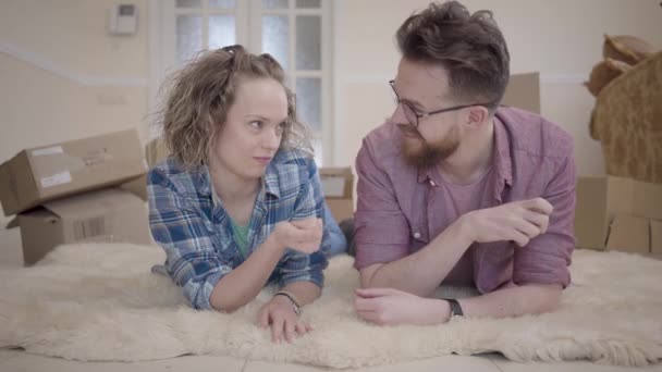 Ung Familj Liggande Fluffig Matta Nära Med Lådor Bakgrunden Man — Stockvideo