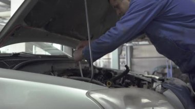 Onarımı veya yapıyor için araba parçası başlıklı gevşeterek erkek genç otomatik uzmanı