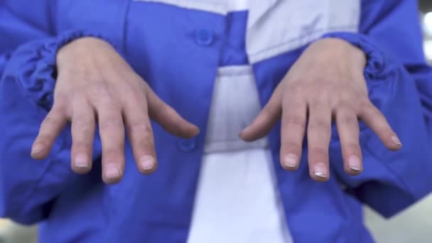 Auto mechanik specialista ukazuje špinavé černé ruce v mazol po tvrdé práci s stroje a obráběcí stroje — Stock video