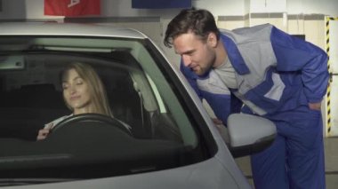 Araba kullanarak teknik kısım hakkında çok güzel bir araba ve automaster pencerenin önünde oturan genç kadın söyler