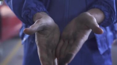 Tanınmayan otomatik mekanik servis istasyonu arabada onarımından sonra kirli elleri gösterir. Portre.