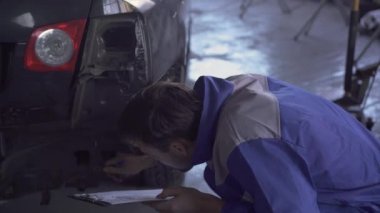 Otomatik uzman araba bir inceleme bir kazadan sonra araba servisi onarım verilerin kayıt kontrol süspansiyon yapma