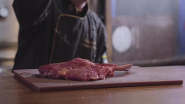 Ham taze parça et pirzola Marine ve ızgara Marine sonra kızarmış hazır yağlama Şef. Yakın çekim