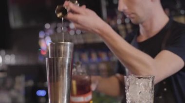 Shaker kullanarak ve bir alkol ile farklı kokteyl yapmak barmen mixologist güzel modern barda içecekler. Yakın çekim