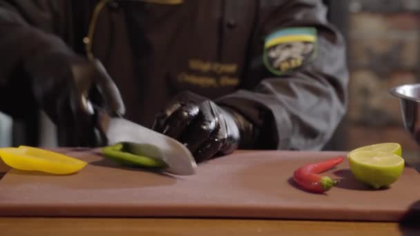 Chef Gants Hachant Avec Couteau Tranchant Poivron Vert Jaune Citron — Video