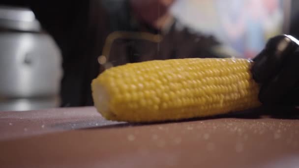 Blurred Figure Chef Sprinkles Head Corn Salt Pours Oil Close — Stock Video